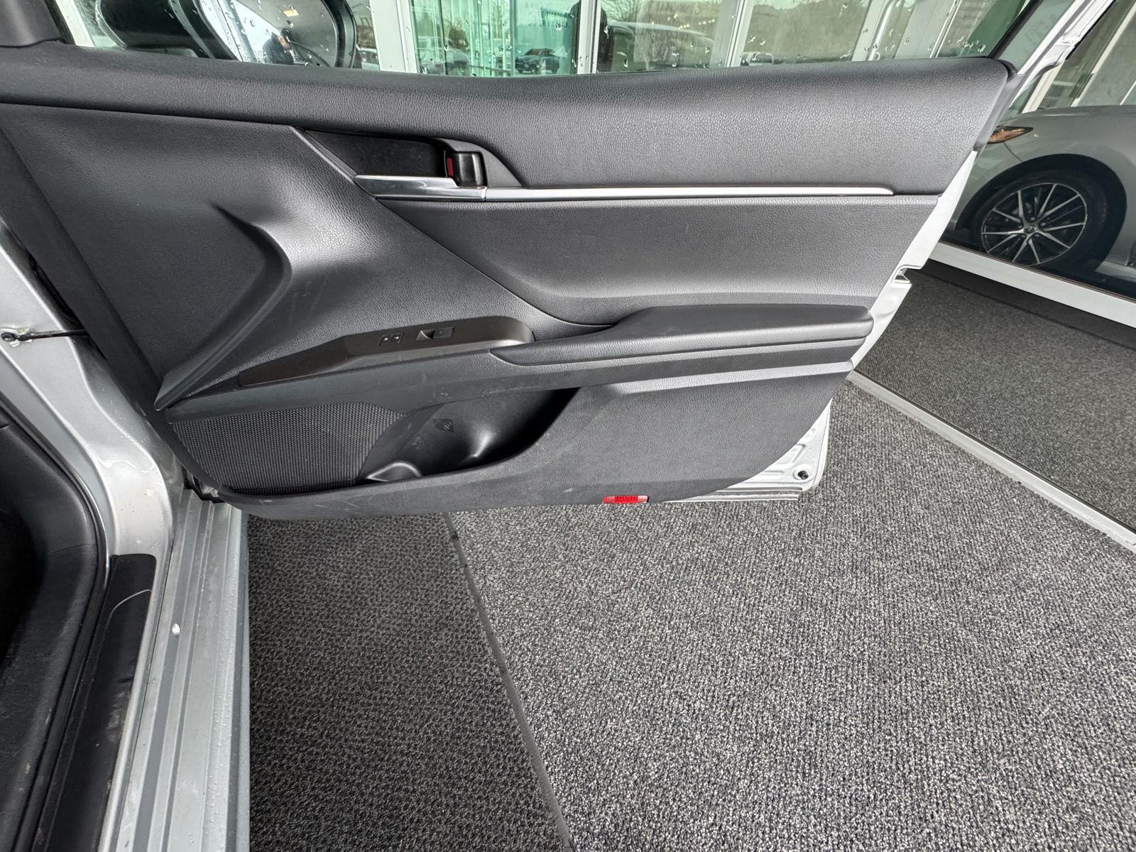 Vehicle image 13 of 32