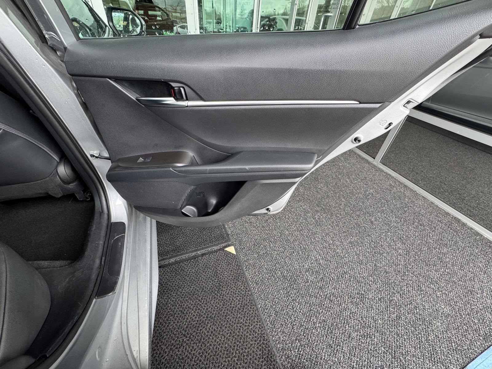 Vehicle image 18 of 32