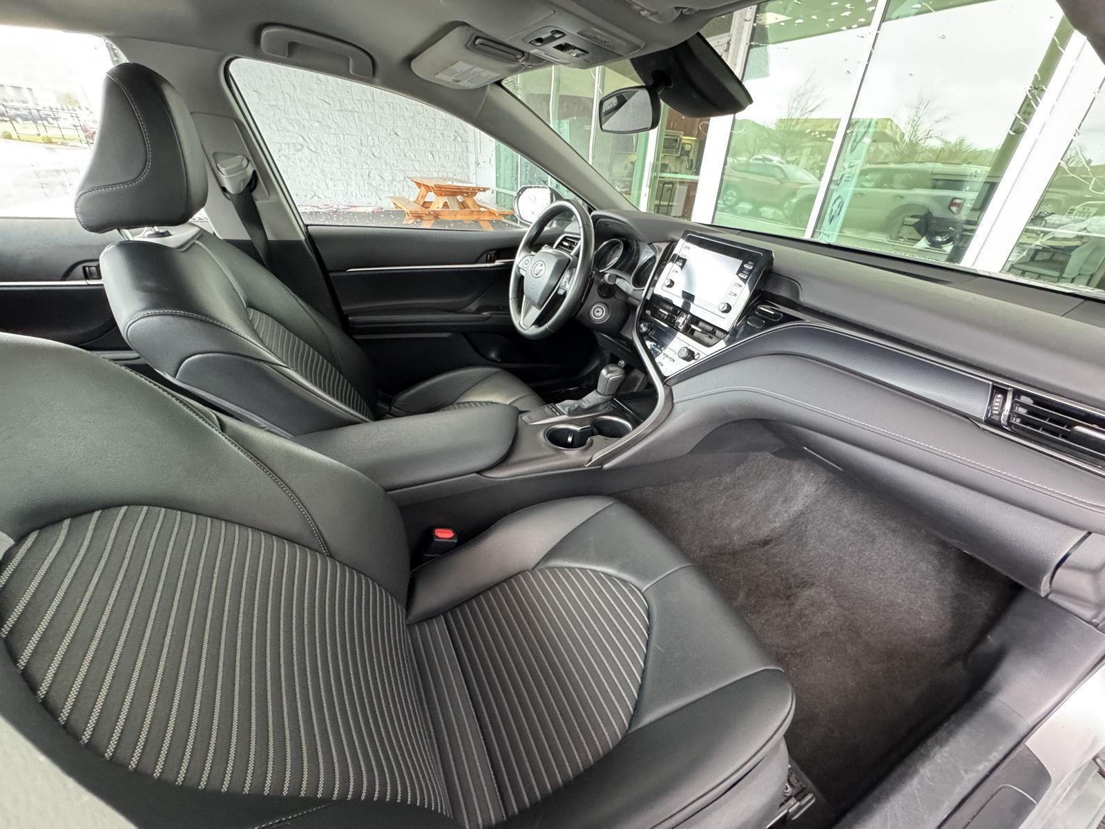Vehicle image 16 of 32