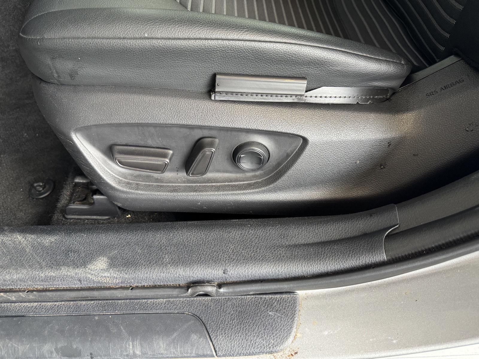 Vehicle image 10 of 32