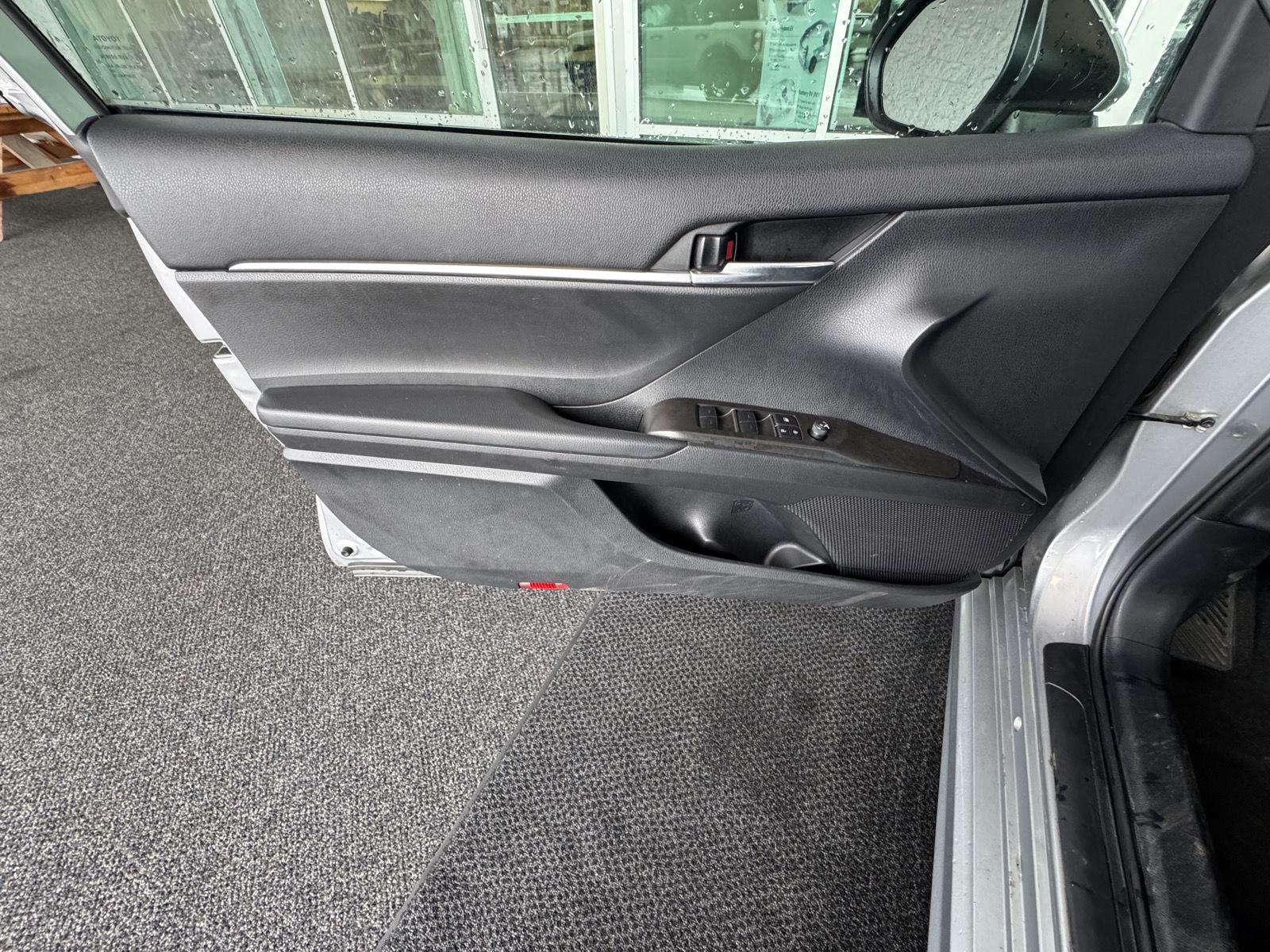 Vehicle image 9 of 32