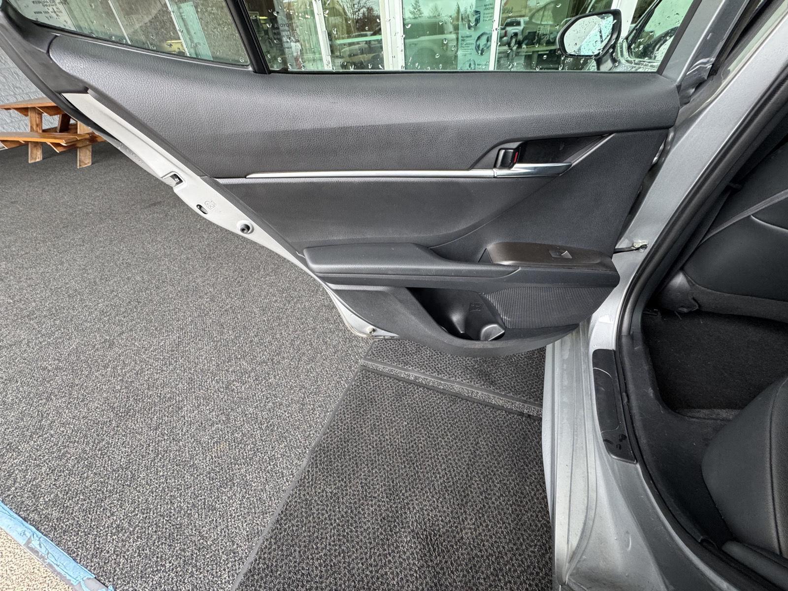 Vehicle image 23 of 32