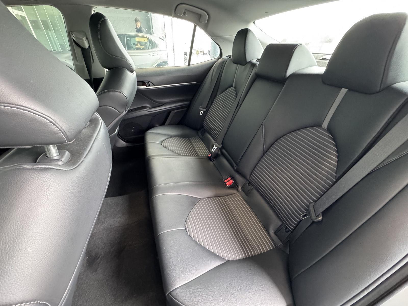 Vehicle image 26 of 32