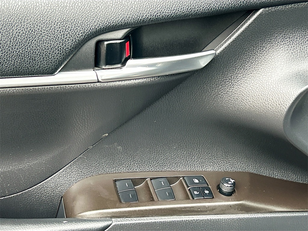 Vehicle image 15 of 33