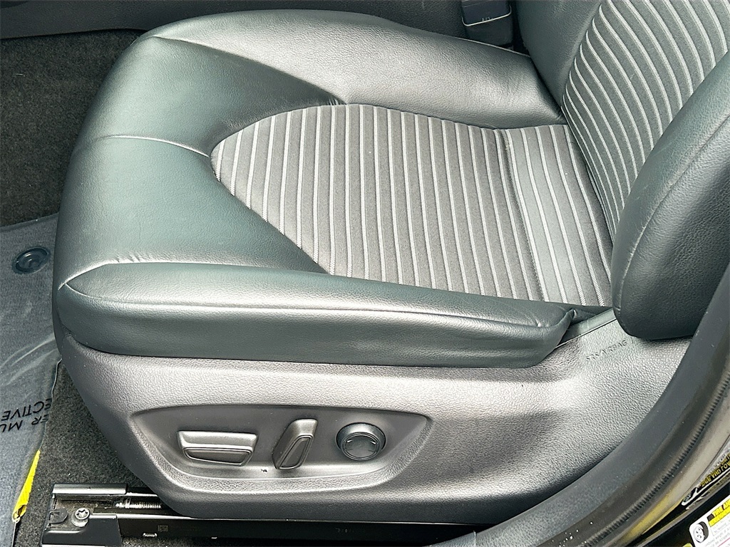 Vehicle image 16 of 33