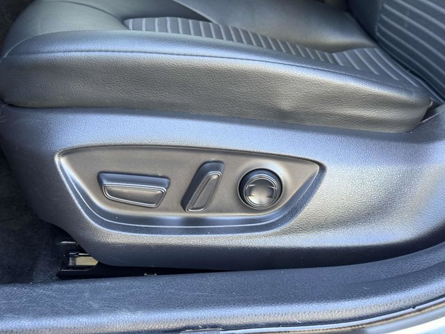 Vehicle image 23 of 27