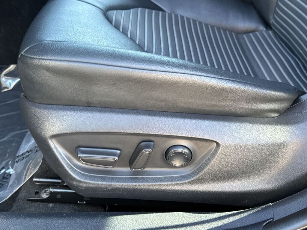 Vehicle image 16 of 33