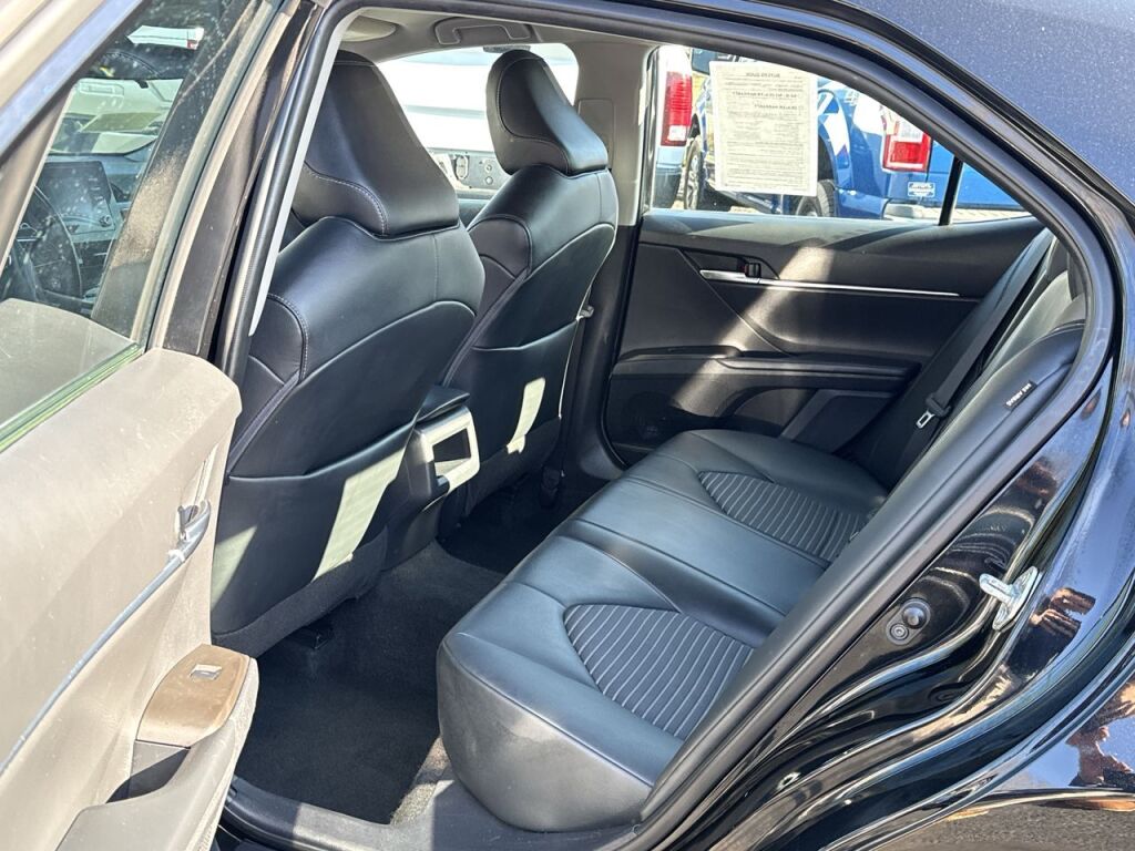 Vehicle image 17 of 33
