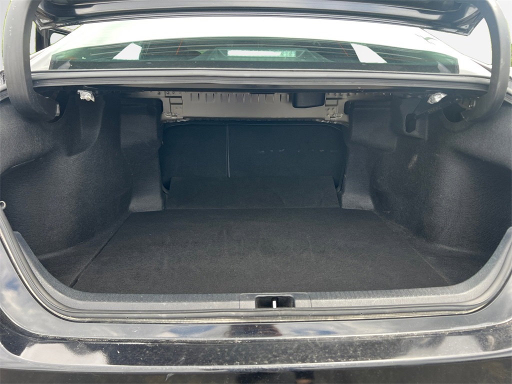Vehicle image 26 of 32