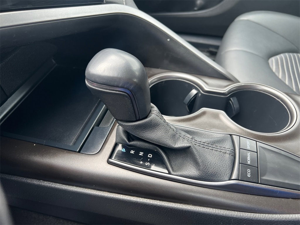 Vehicle image 21 of 32
