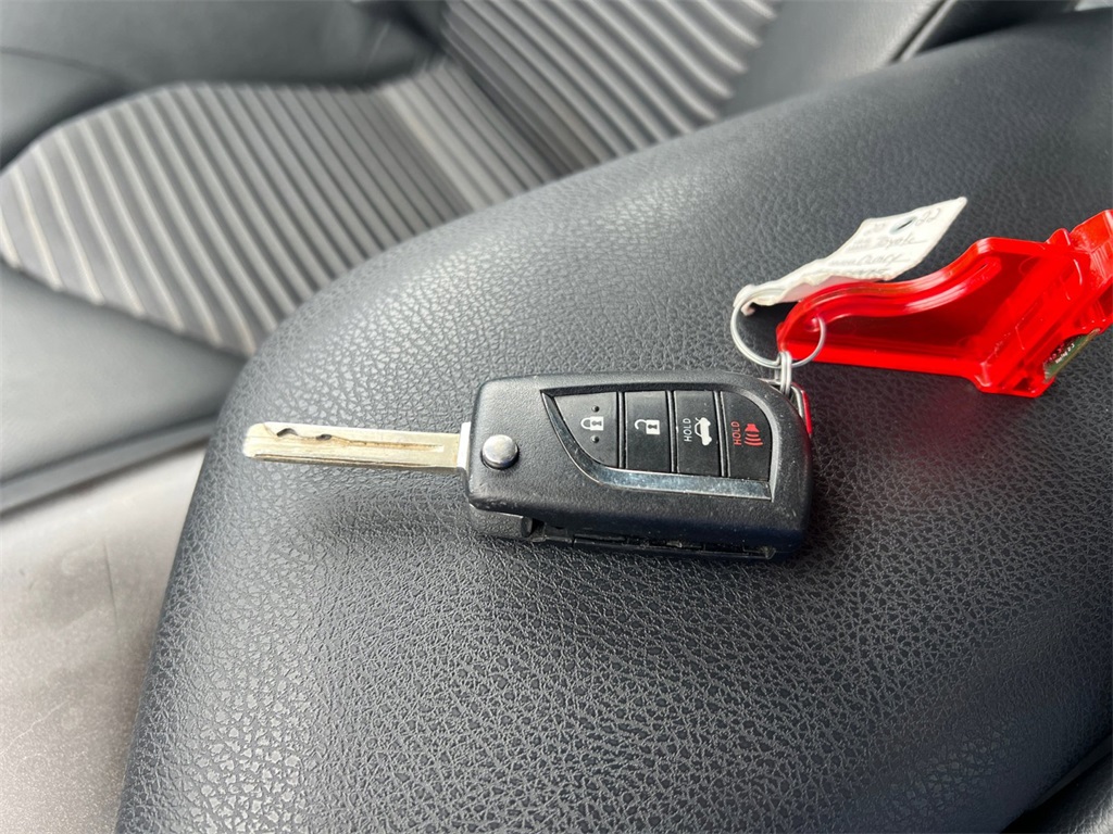 Vehicle image 23 of 32