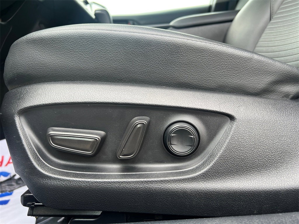 Vehicle image 14 of 32