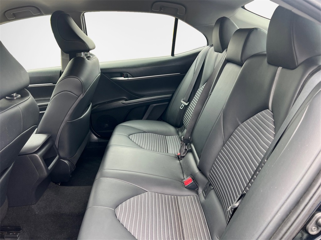 Vehicle image 25 of 32