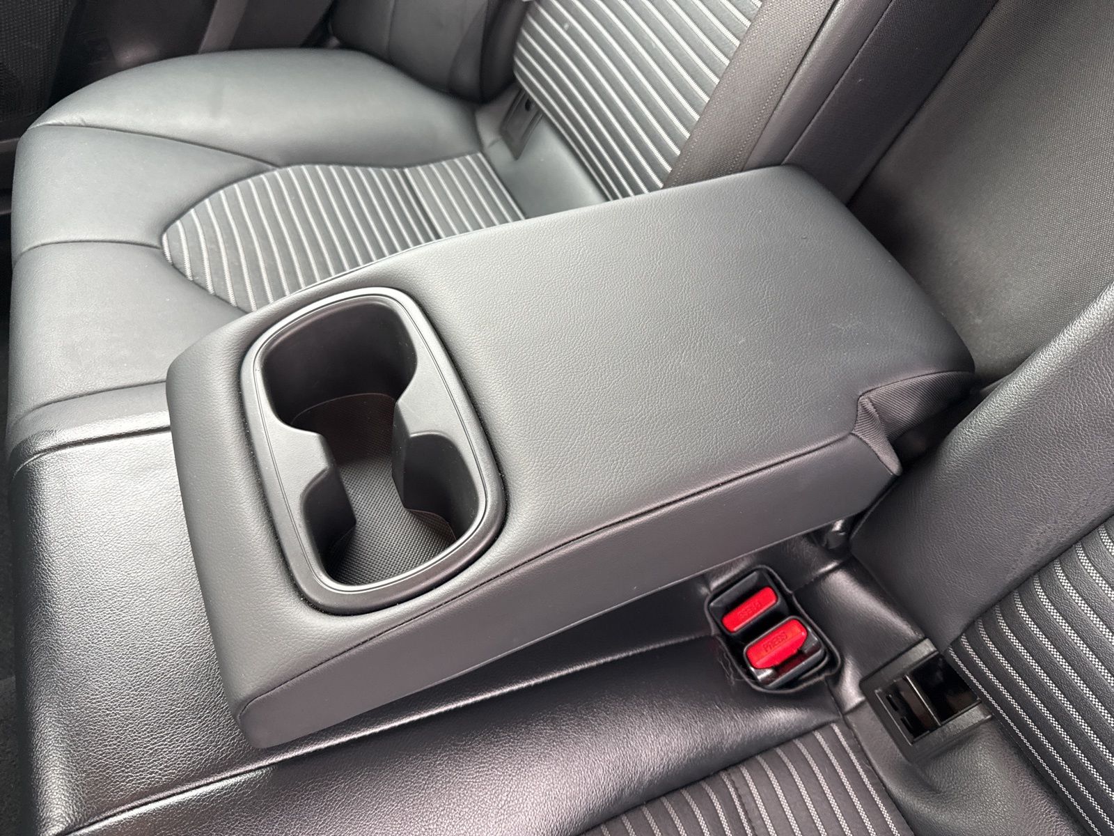 Vehicle image 27 of 37