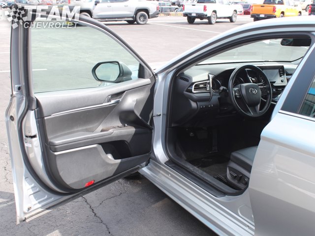Vehicle image 10 of 32