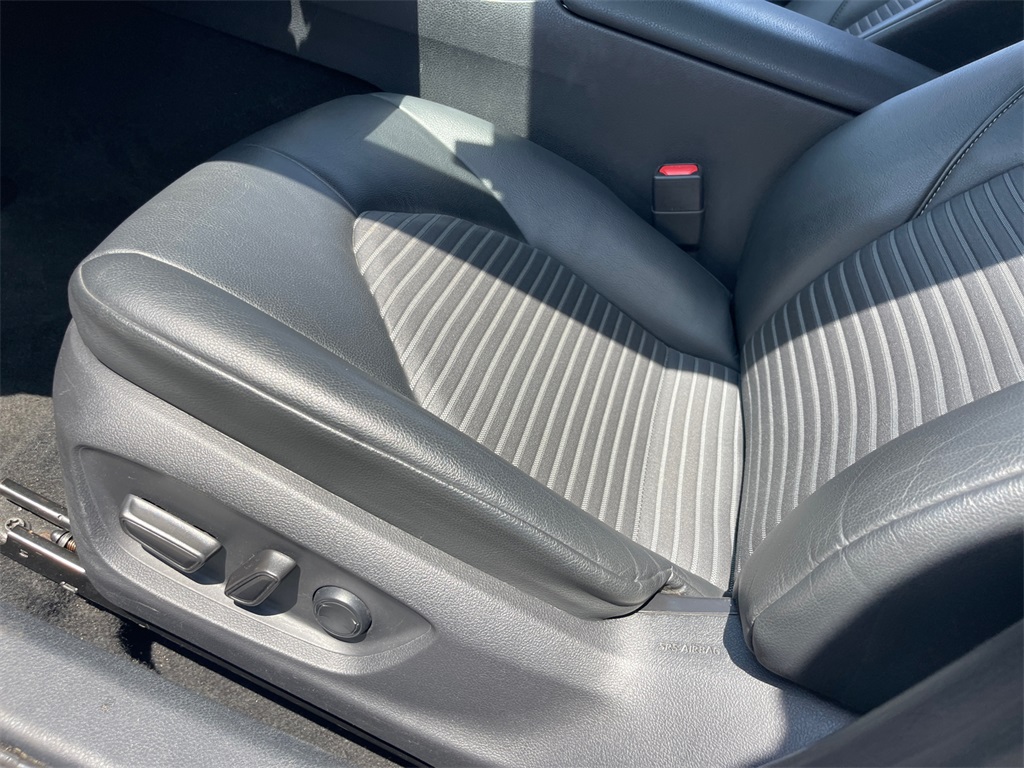 Vehicle image 17 of 25