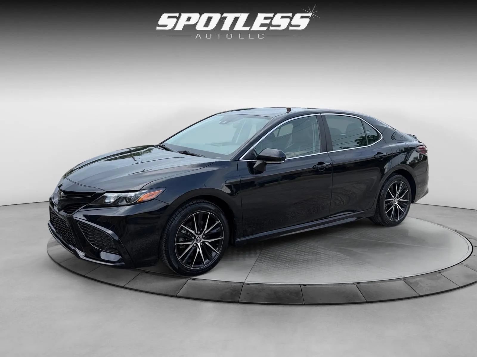 2022 Toyota Camry SE Image 2 of 27