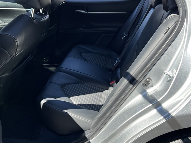 Vehicle image 21 of 28