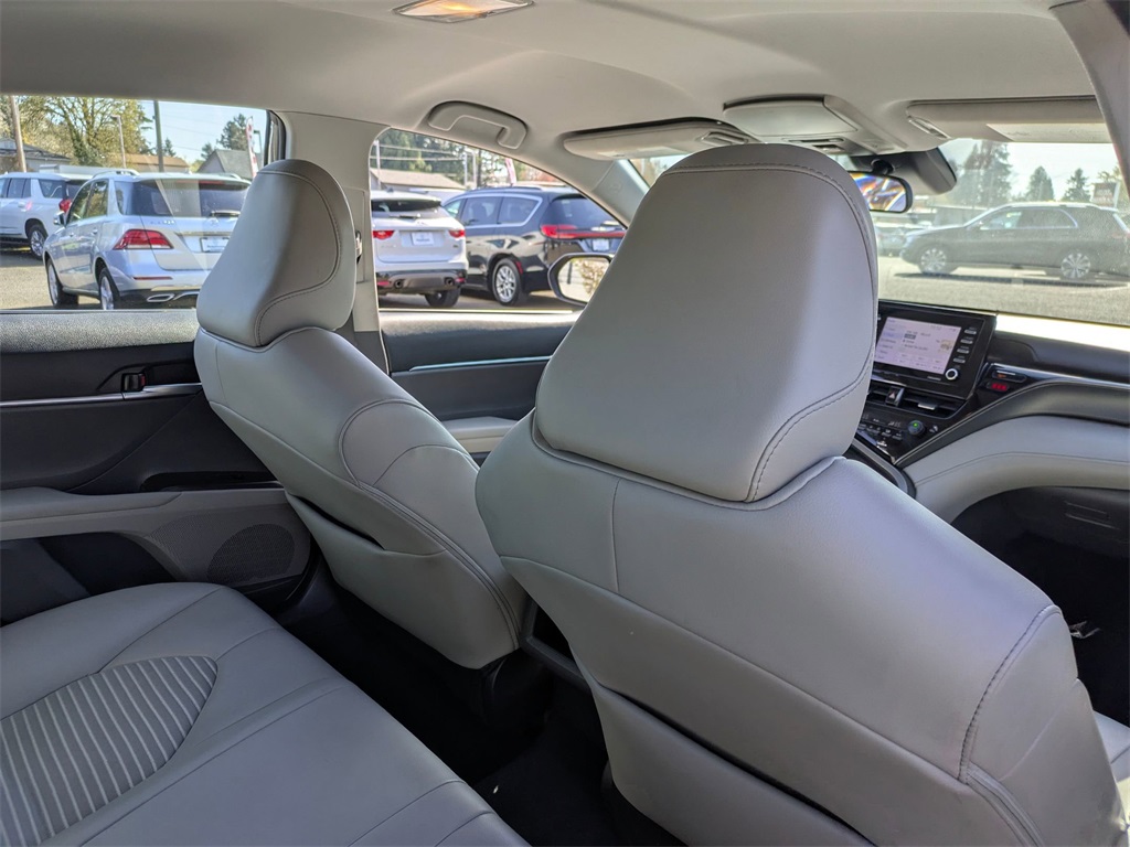Vehicle image 27 of 33