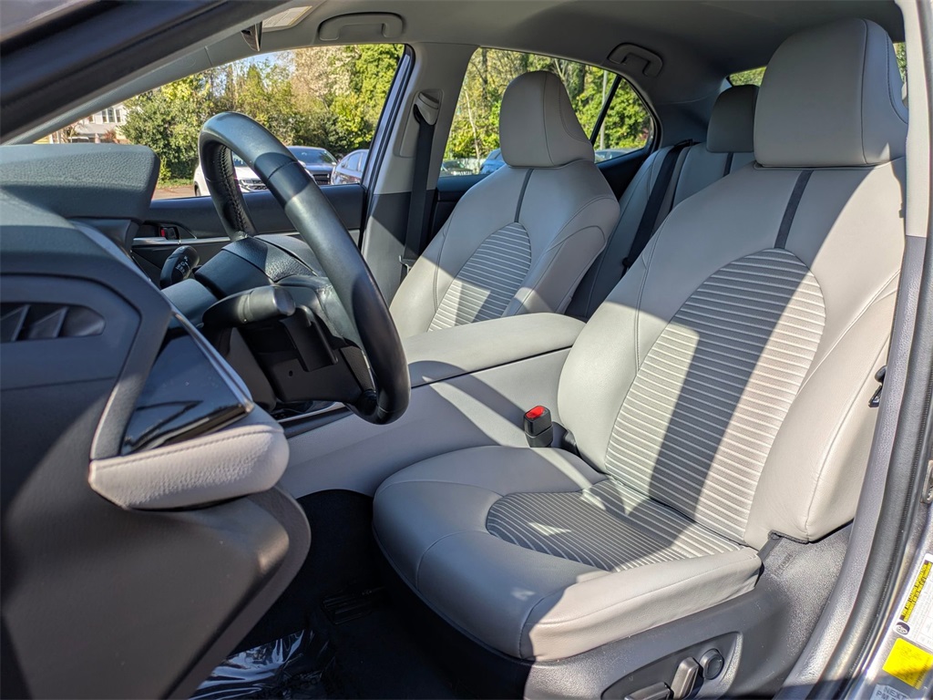 Vehicle image 21 of 33