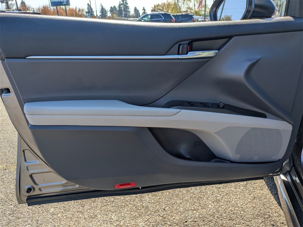 Vehicle image 10 of 33