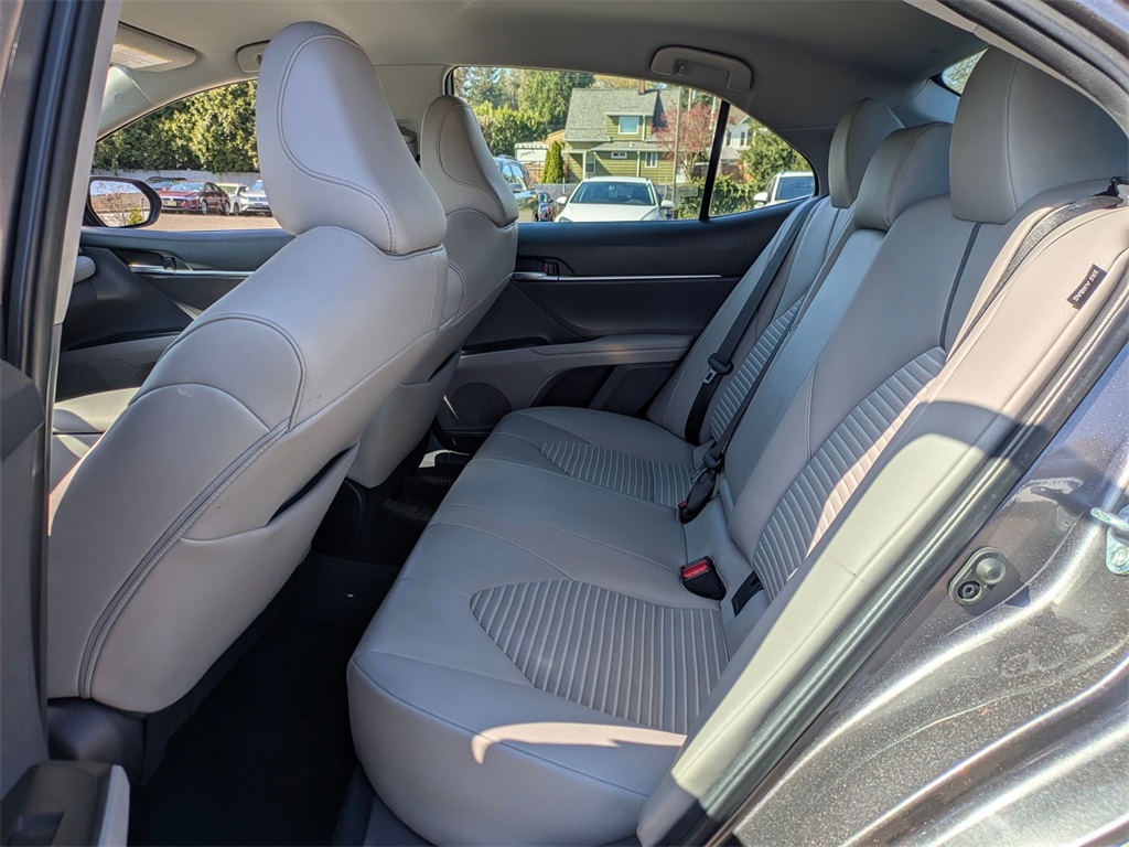 Vehicle image 23 of 33
