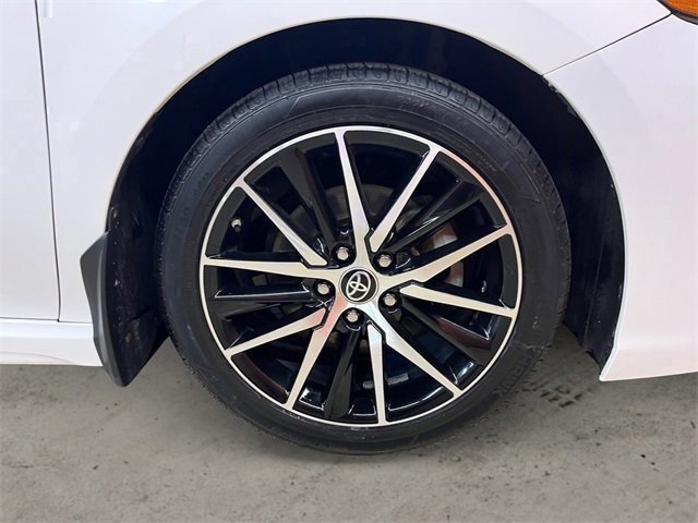 Vehicle image 14 of 21