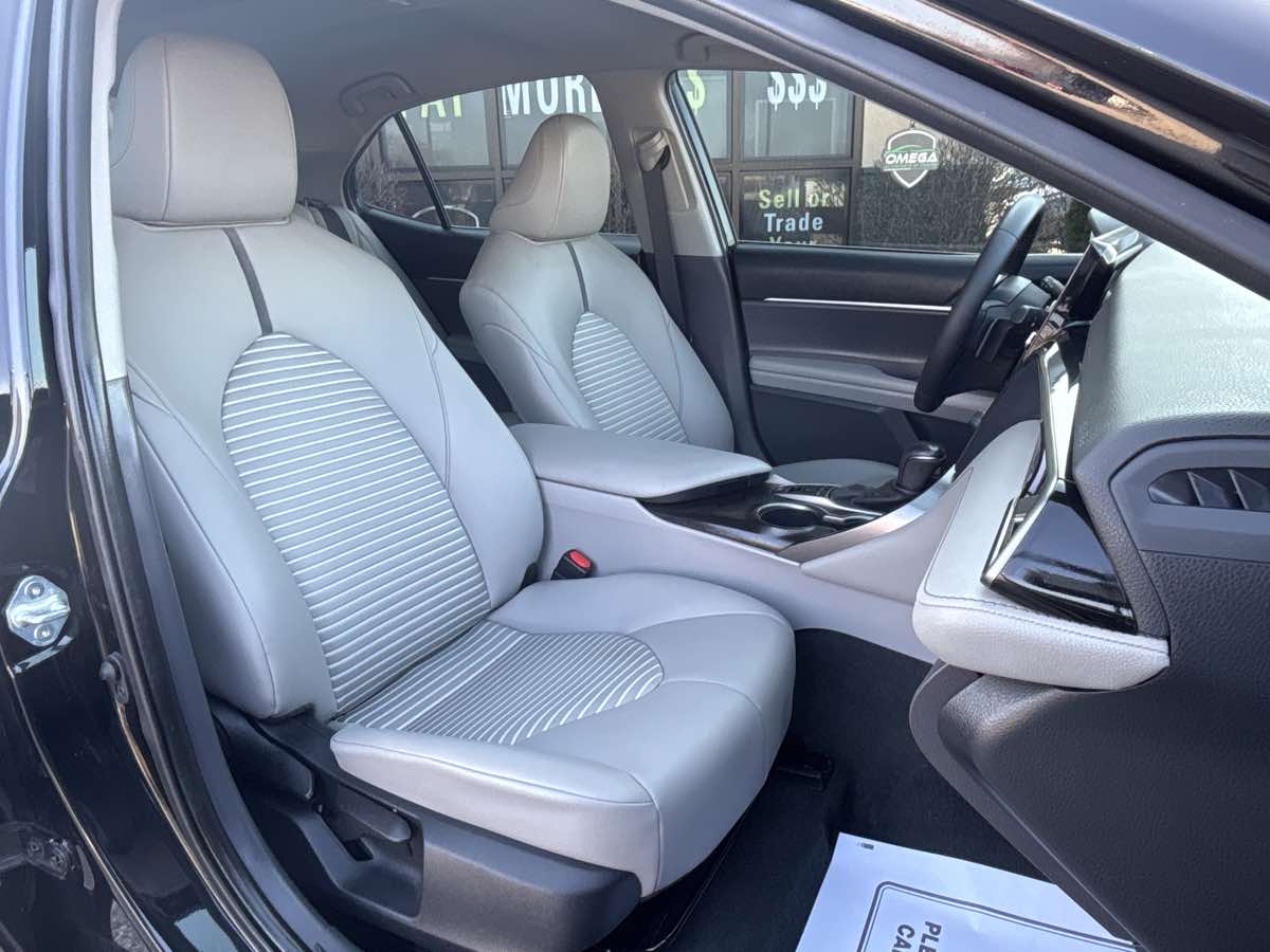 Vehicle image 13 of 21