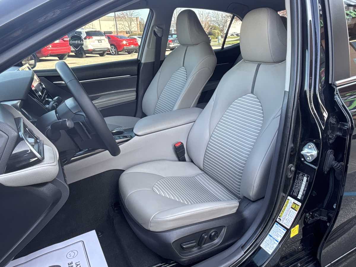Vehicle image 10 of 21
