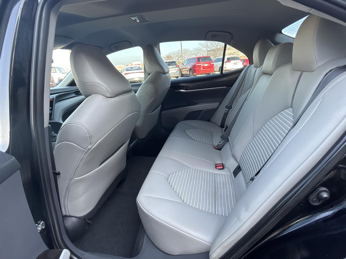 Vehicle image 11 of 21