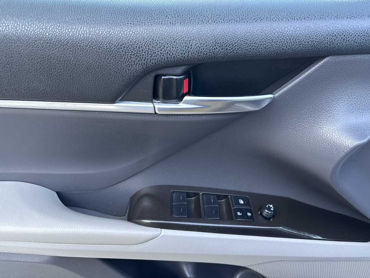 Vehicle image 9 of 21