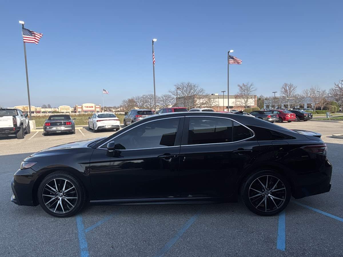 Vehicle image 8 of 21