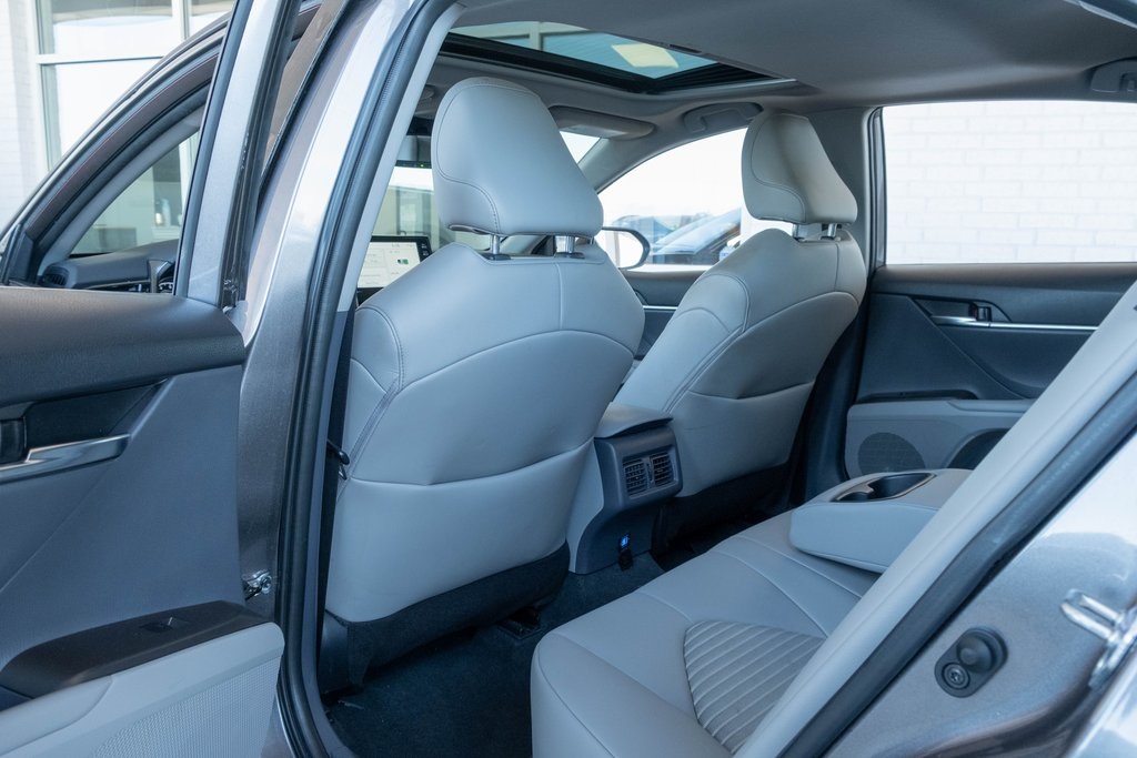 Vehicle image 14 of 15