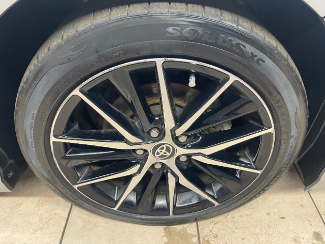 Vehicle image 15 of 18