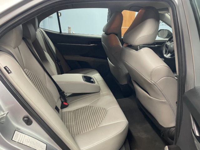 Vehicle image 14 of 18