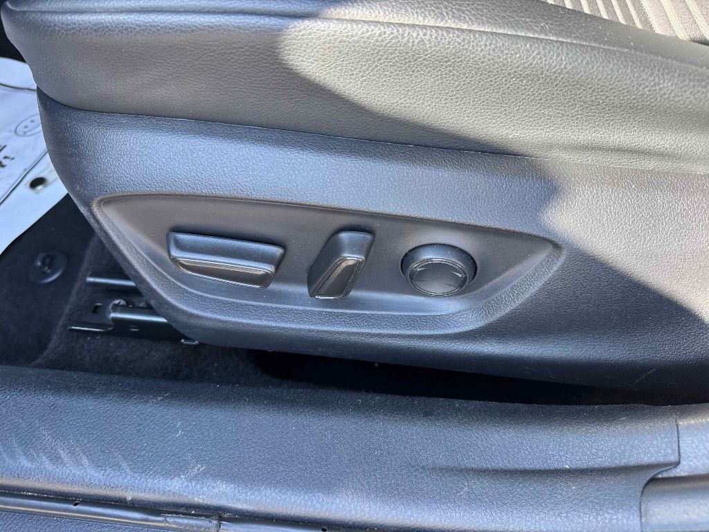 Vehicle image 13 of 29