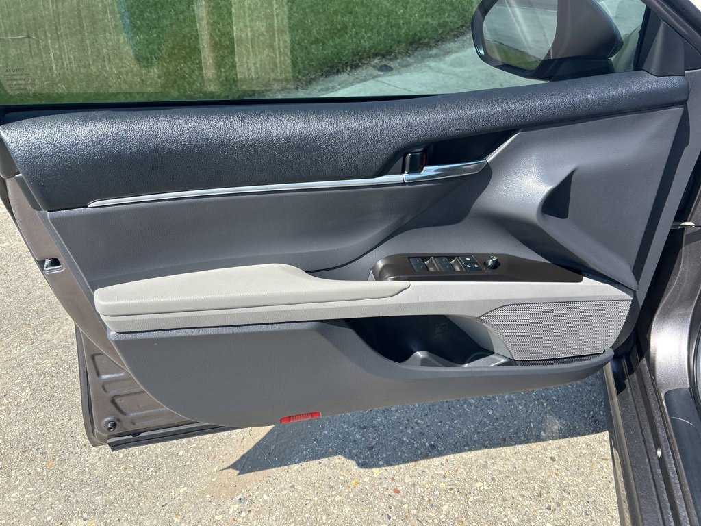 Vehicle image 23 of 27