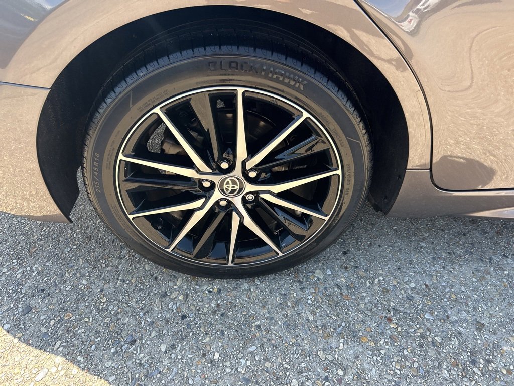 Vehicle image 11 of 27