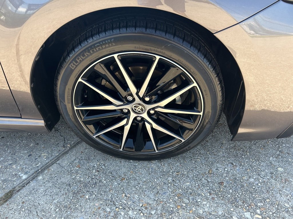 Vehicle image 8 of 27