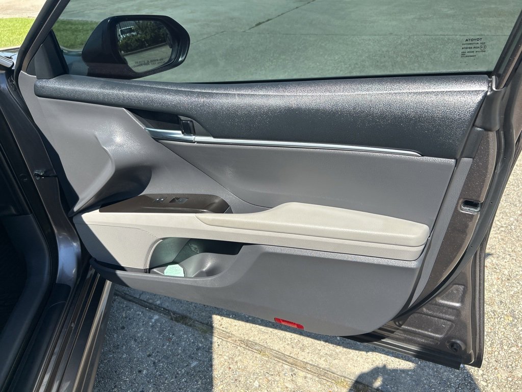 Vehicle image 25 of 27