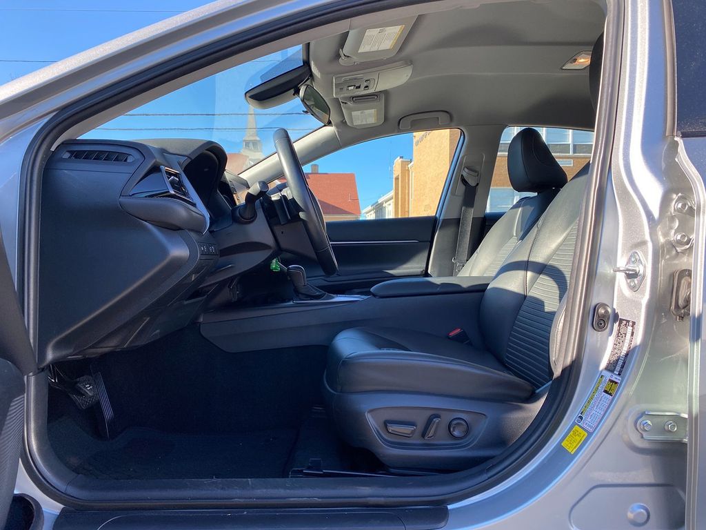 Vehicle image 12 of 30