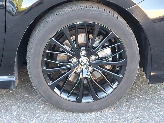 Vehicle image 8 of 32