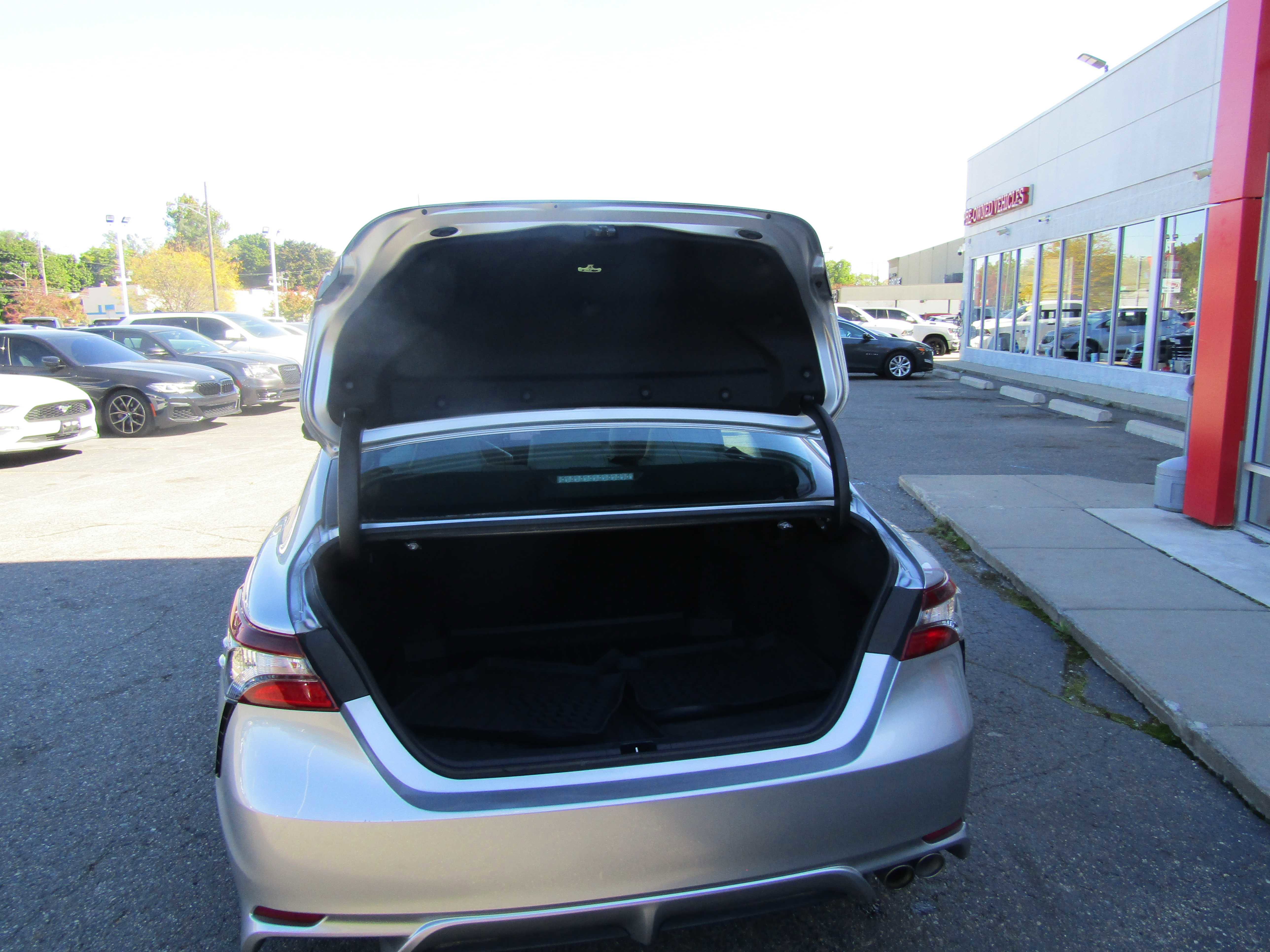 Vehicle image 17 of 19