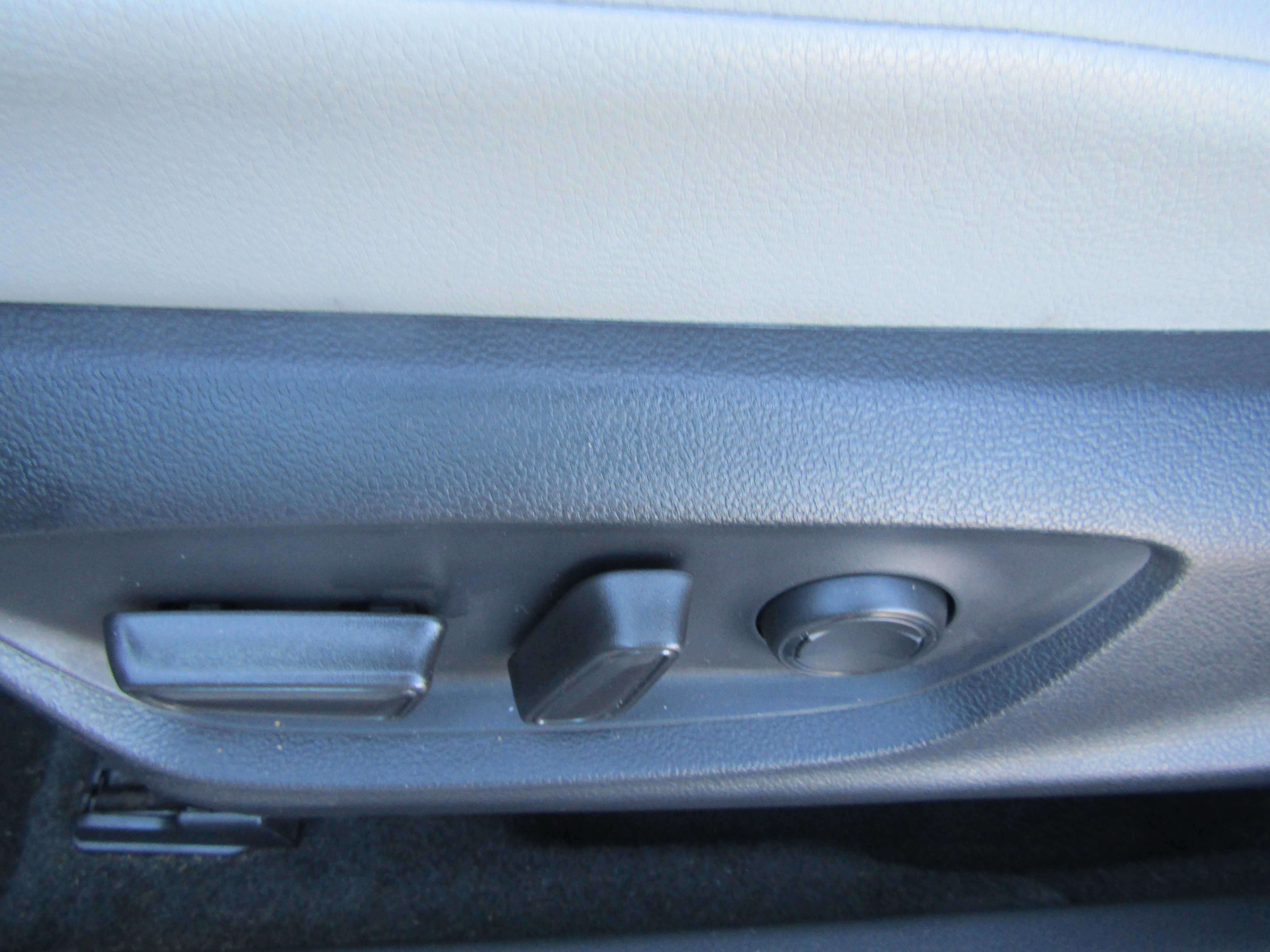 Vehicle image 15 of 19