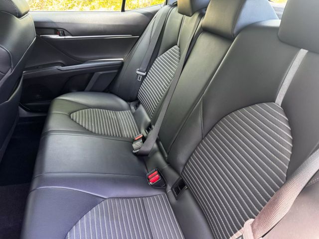 Vehicle image 18 of 25