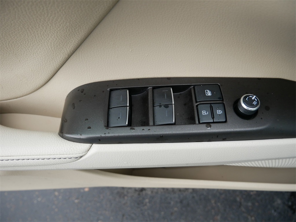 Vehicle image 19 of 30