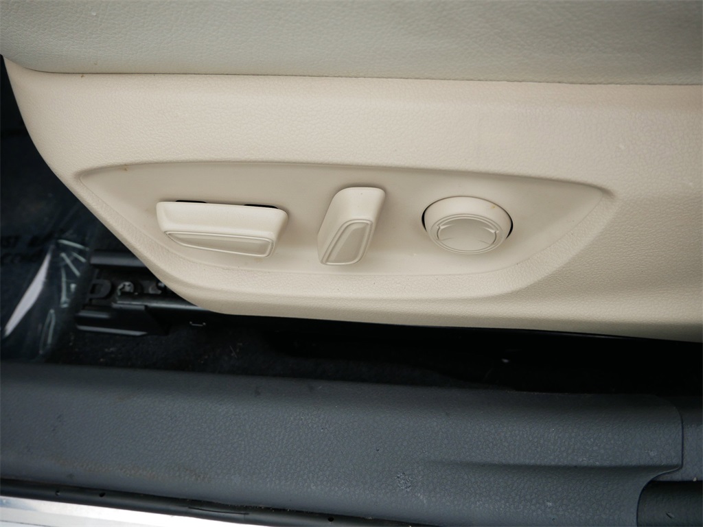 Vehicle image 28 of 30