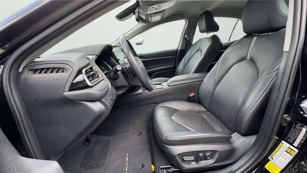 Vehicle image 4 of 8