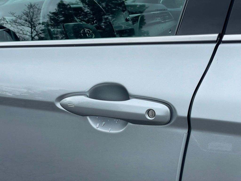Vehicle image 23 of 34