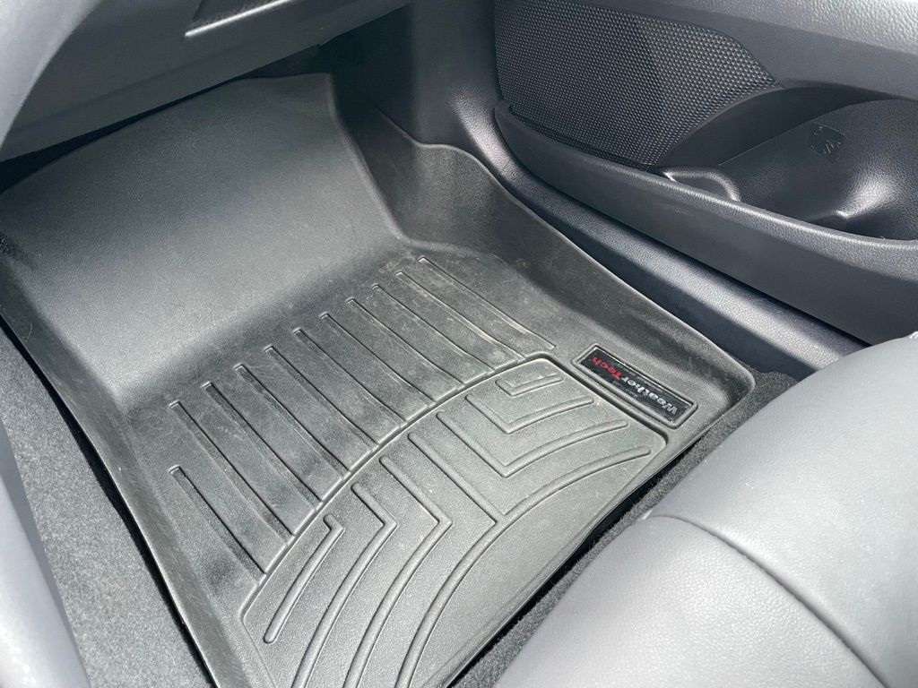 Vehicle image 21 of 34